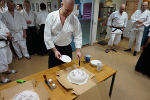 15 år aikido i Mora firas med tårta.